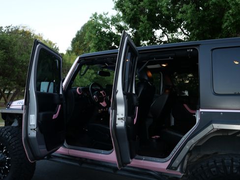 Used 2013 Jeep Wrangler Unlimited Rubicon w/ Connectivity Group AWD/4WD image 2
