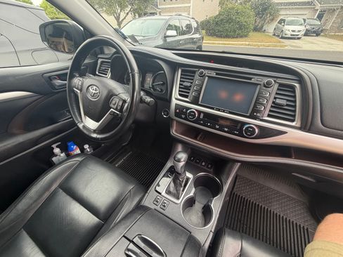 Used 2017 Toyota Highlander XLE image 22
