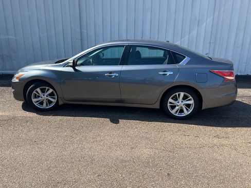 Used 2015 Nissan Altima 2.5 SV w/ Convenience Package FWD image 11