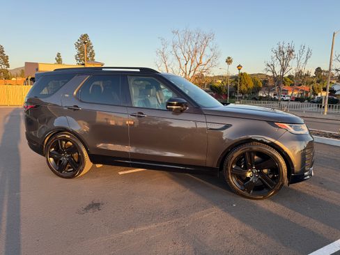 Used 2024 Land Rover Discovery Metropolitan Edition image 20