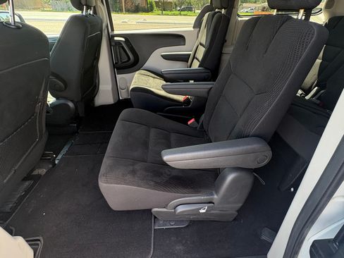 Used 2019 Dodge Grand Caravan SE w/ UConnect Hands-Free Group FWD image 19