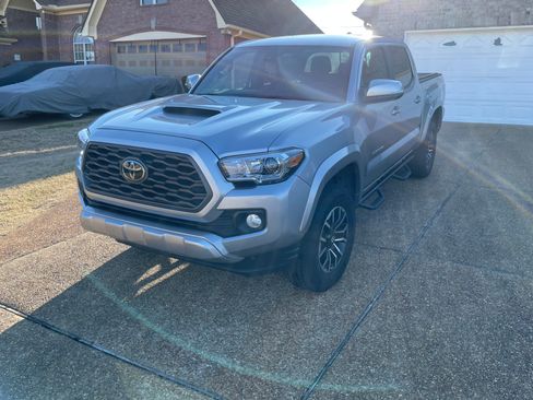 Used 2022 Toyota Tacoma TRD Sport w/ Technology Package RWD image 2