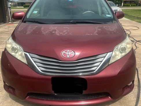 Used 2011 Toyota Sienna XLE image 6