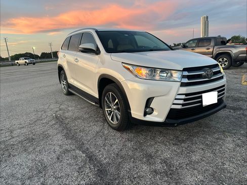 Used 2019 Toyota Highlander XLE FWD image 2