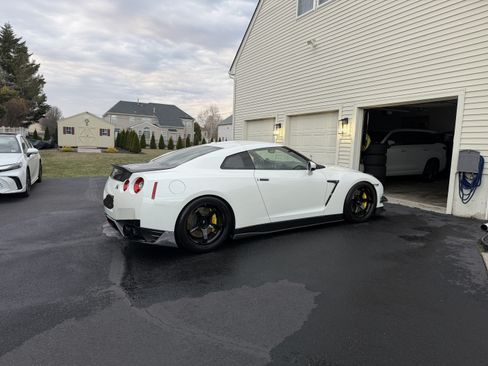 Used 2016 Nissan GT-R Premium image 2