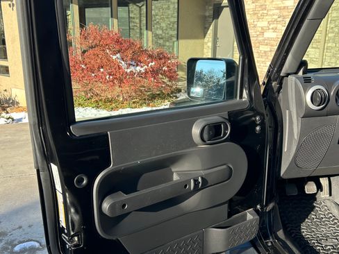 Used 2010 Jeep Wrangler Sahara w/ Dual Top Group AWD/4WD image 22