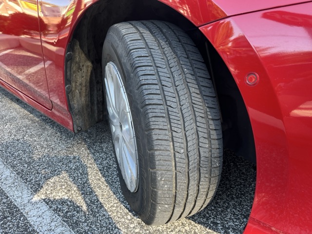 Used 2021 Toyota Prius LE FWD image 10