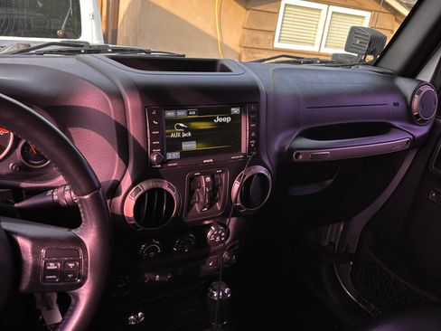 Used 2016 Jeep Wrangler Unlimited Sahara image 10