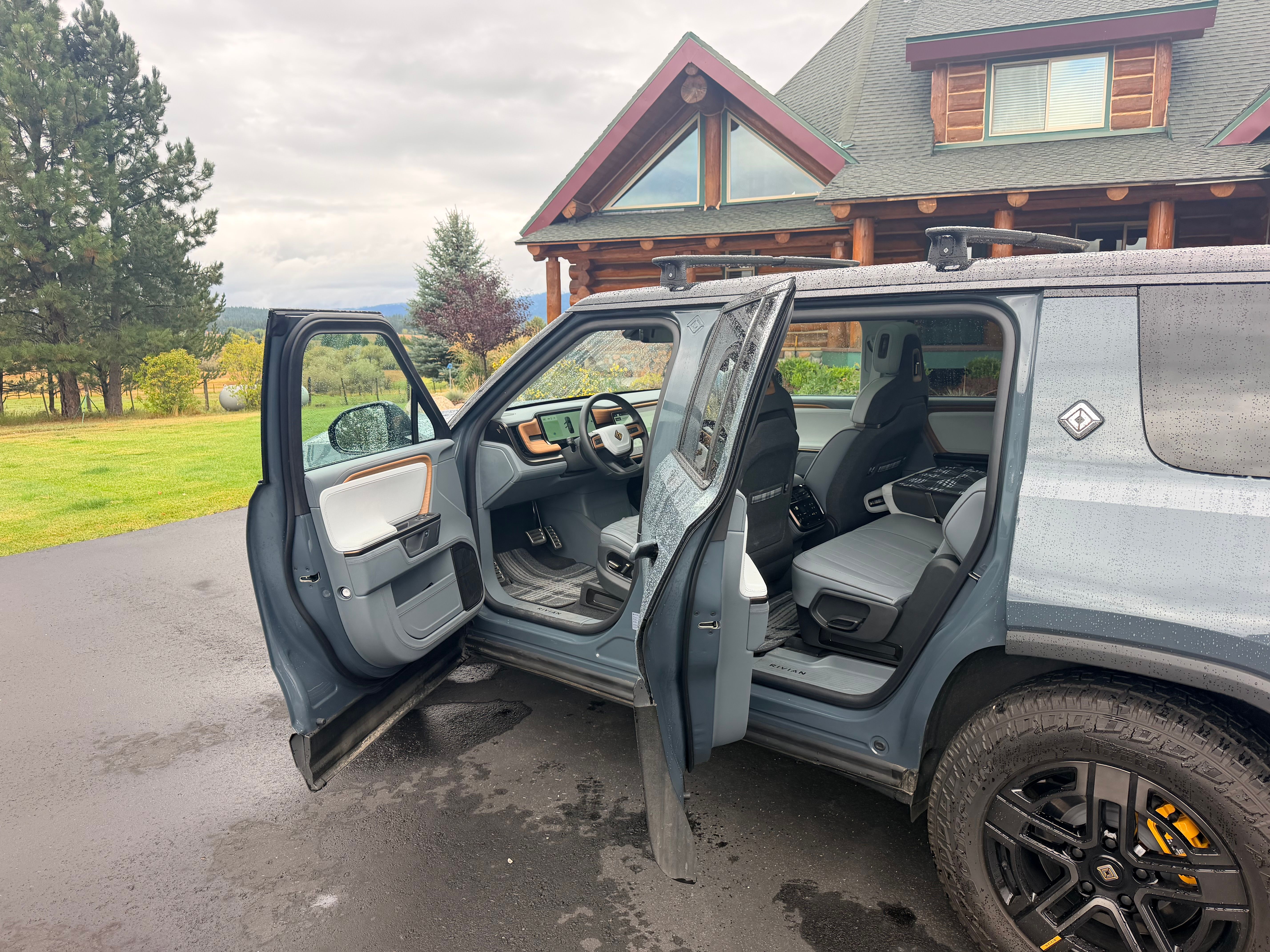 Used 2026 Rivian R1S Premium Tri AWD/4WD image 9