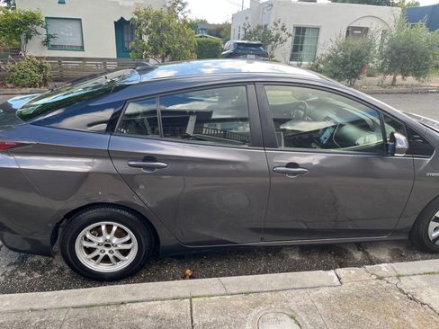 Used 2018 Toyota Prius Two w/ Prius Two Safety Plus Package FWD image 4