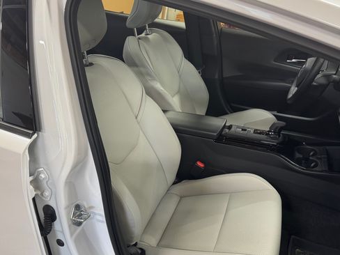 Used 2024 Toyota Prius Limited w/ Limited Premium Package image 10