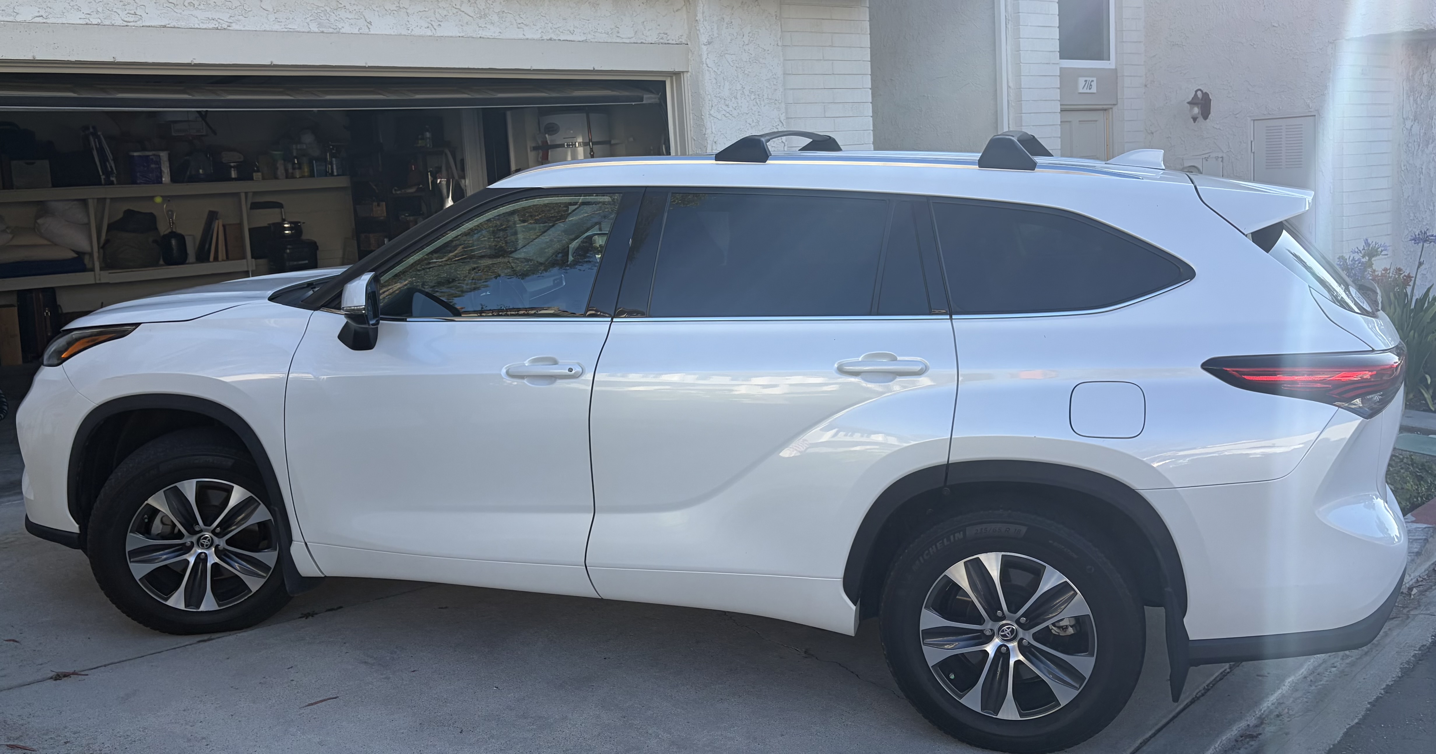 Used 2020 Toyota Highlander XLE AWD/4WD image 5