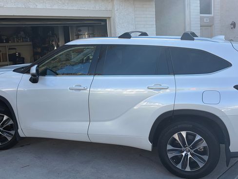 Used 2020 Toyota Highlander XLE AWD/4WD image 5