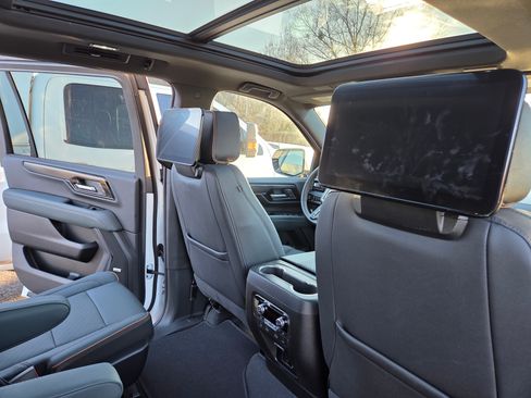 Used 2025 GMC Yukon XL AT4 w/ AT4 Premium Plus Package image 11