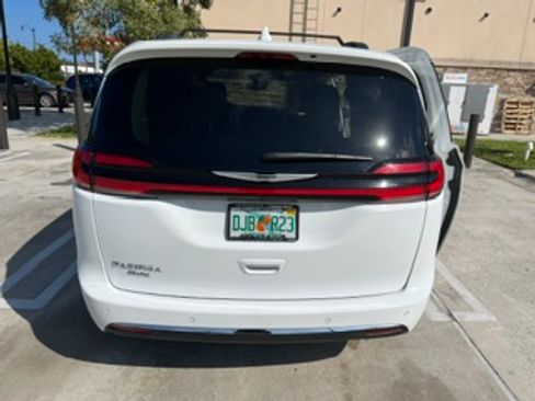 Used 2021 Chrysler Pacifica Touring-L FWD image 11