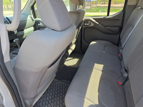 Used 2010 Nissan Frontier SE RWD image 8