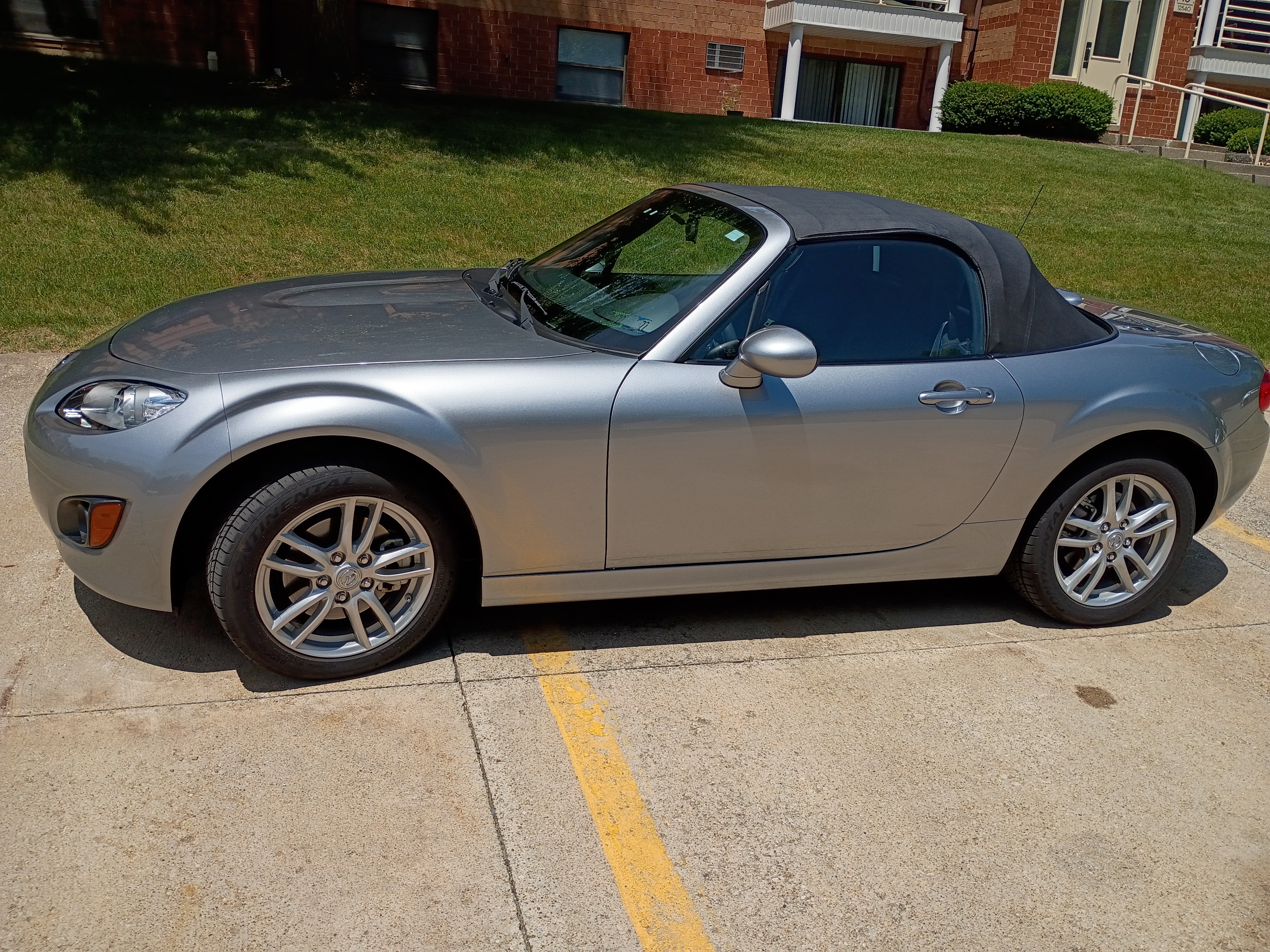 Used 2010 MAZDA MX-5 Miata Sport RWD image 2
