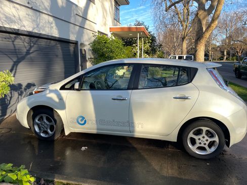 Used 2012 Nissan Leaf SL w/ Eco Design Pkg image 4