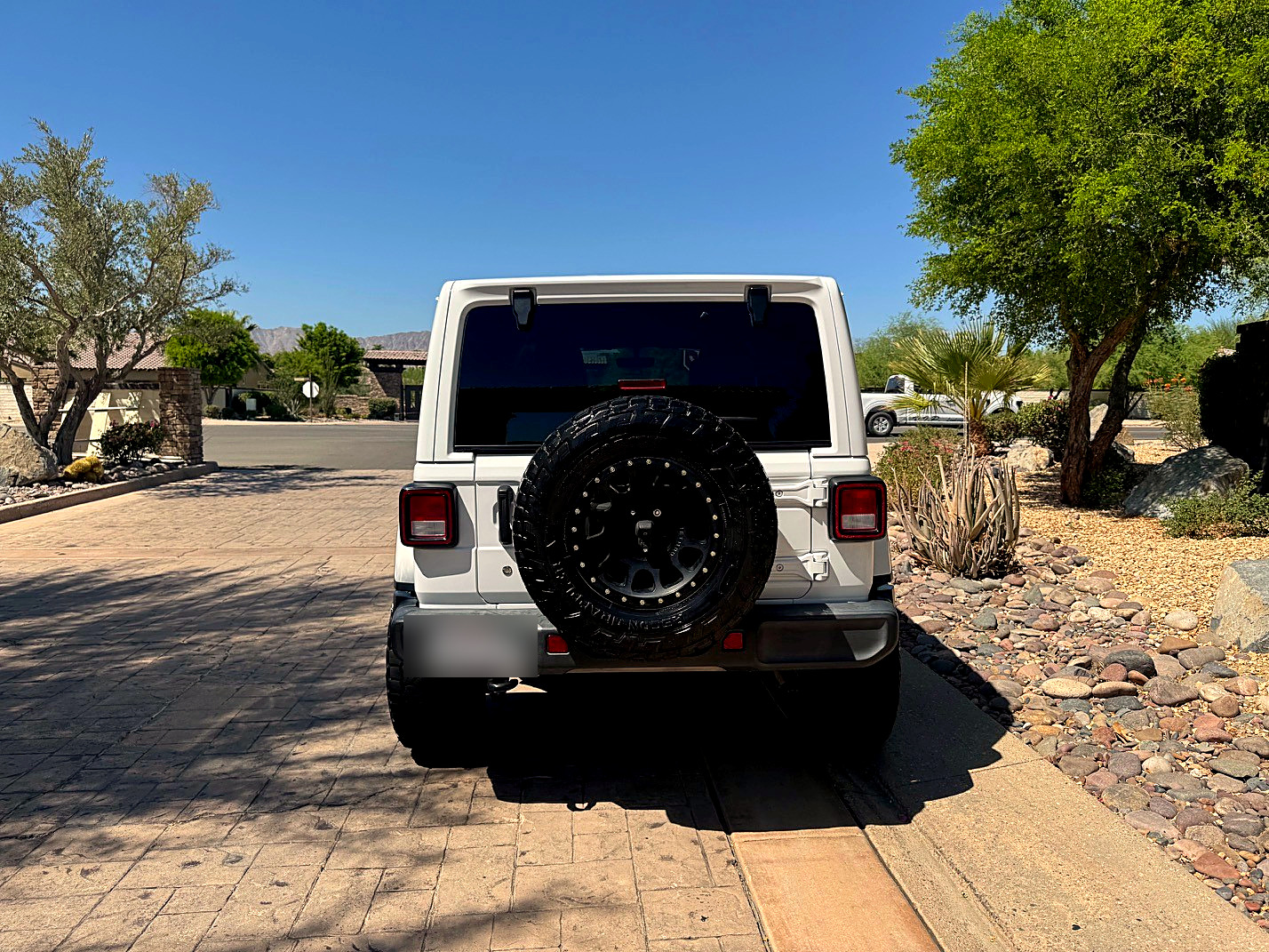 Used 2018 Jeep Wrangler Unlimited Sahara AWD/4WD image 6
