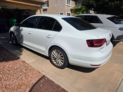 Used 2017 Volkswagen Jetta SE image 4