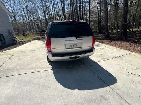 Used 2011 GMC Yukon XL SLE image 6