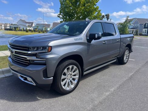 Used 2022 Chevrolet Silverado 1500 High Country w/ Technology Package AWD/4WD image 2