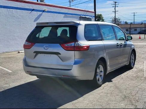 Used 2017 Toyota Sienna L image 9