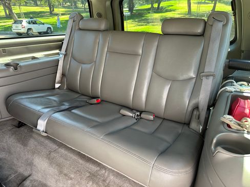 Used 2005 Chevrolet Suburban LS w/ Preferred Equipment Group image 6