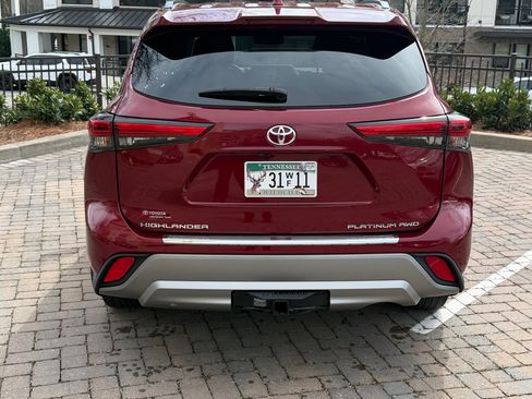 Used 2021 Toyota Highlander Platinum image 2