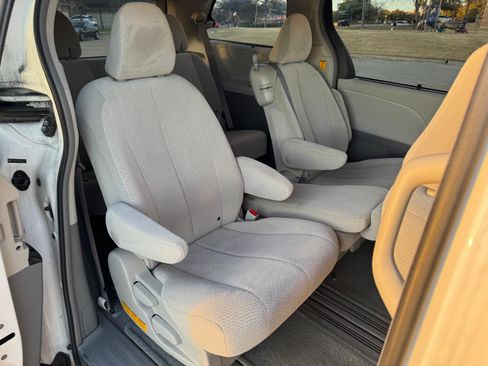 Used 2011 Toyota Sienna LE image 26
