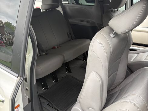 Used 2015 Toyota Sienna XLE w/ XLE Navigation Package AWD/4WD image 9