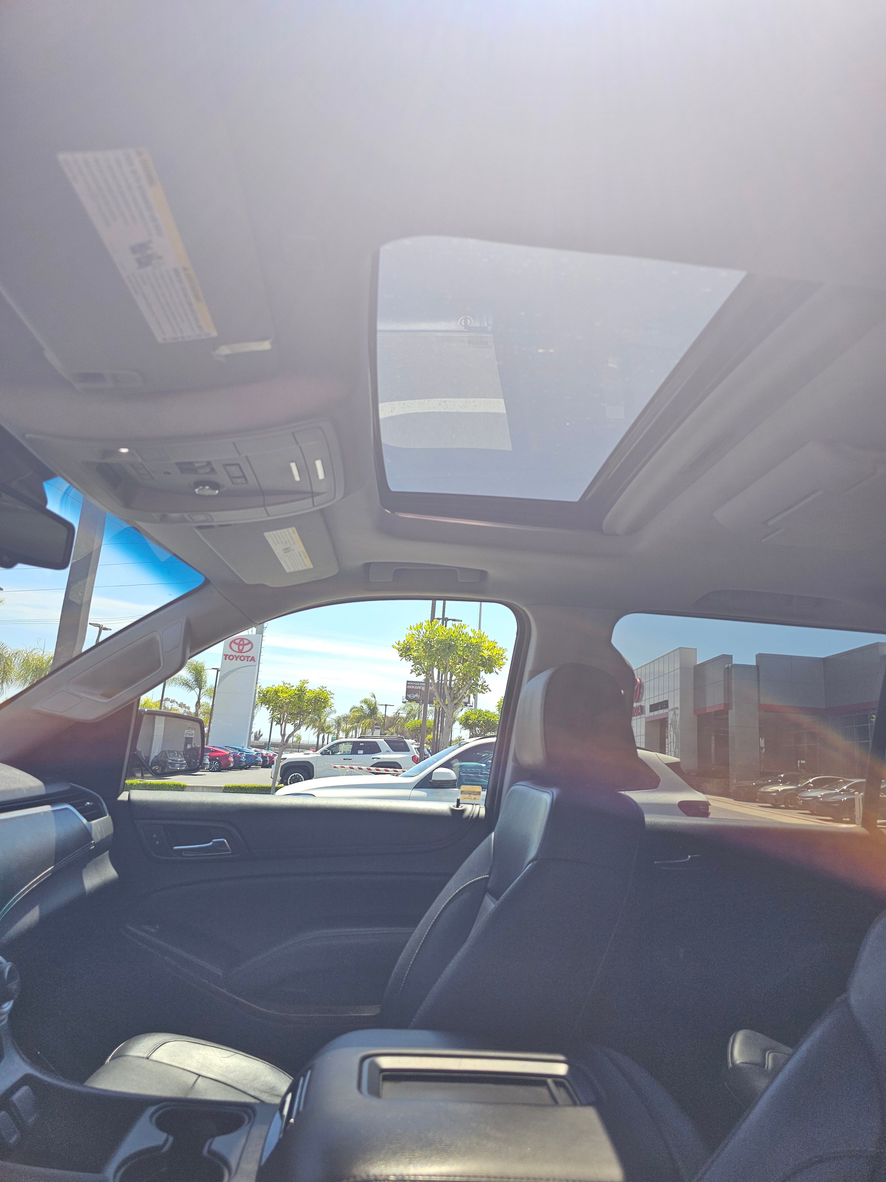 Used 2018 Chevrolet Suburban LT RWD image 16