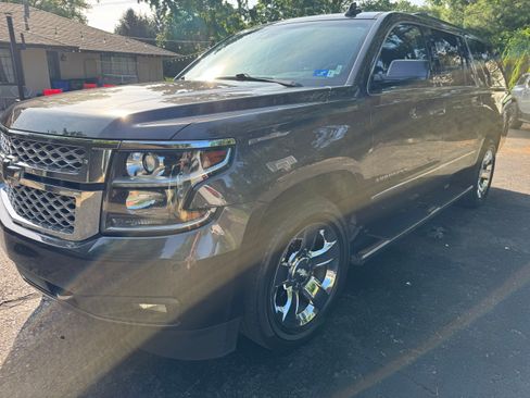 Used 2018 Chevrolet Suburban LT w/ LT Signature Package AWD/4WD image 13