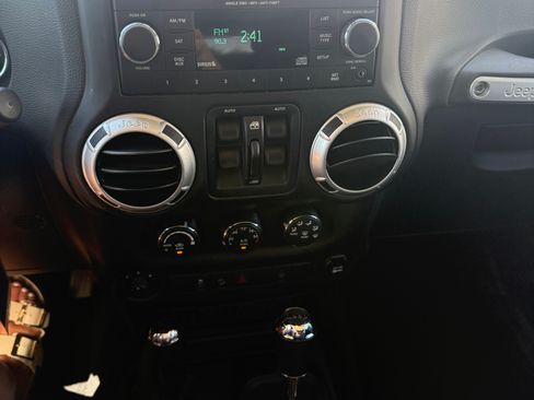 Used 2014 Jeep Wrangler Unlimited Sahara w/ Connectivity Group AWD/4WD image 15