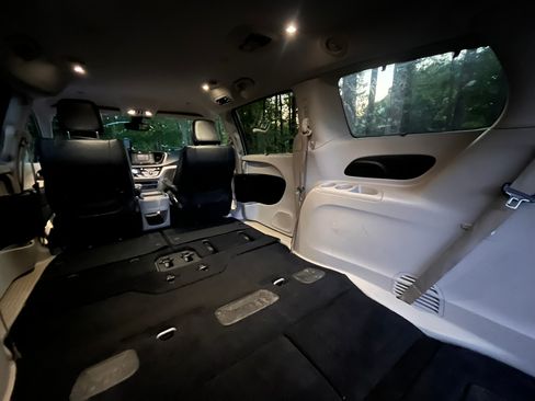 Used 2017 Chrysler Pacifica Touring-L FWD image 32