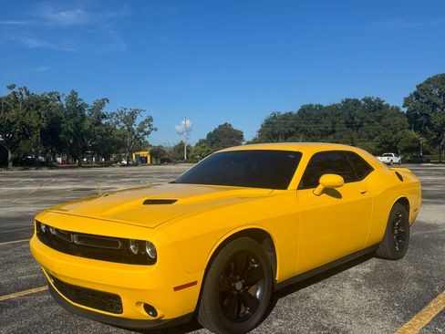 Used 2018 Dodge Challenger SXT image 1