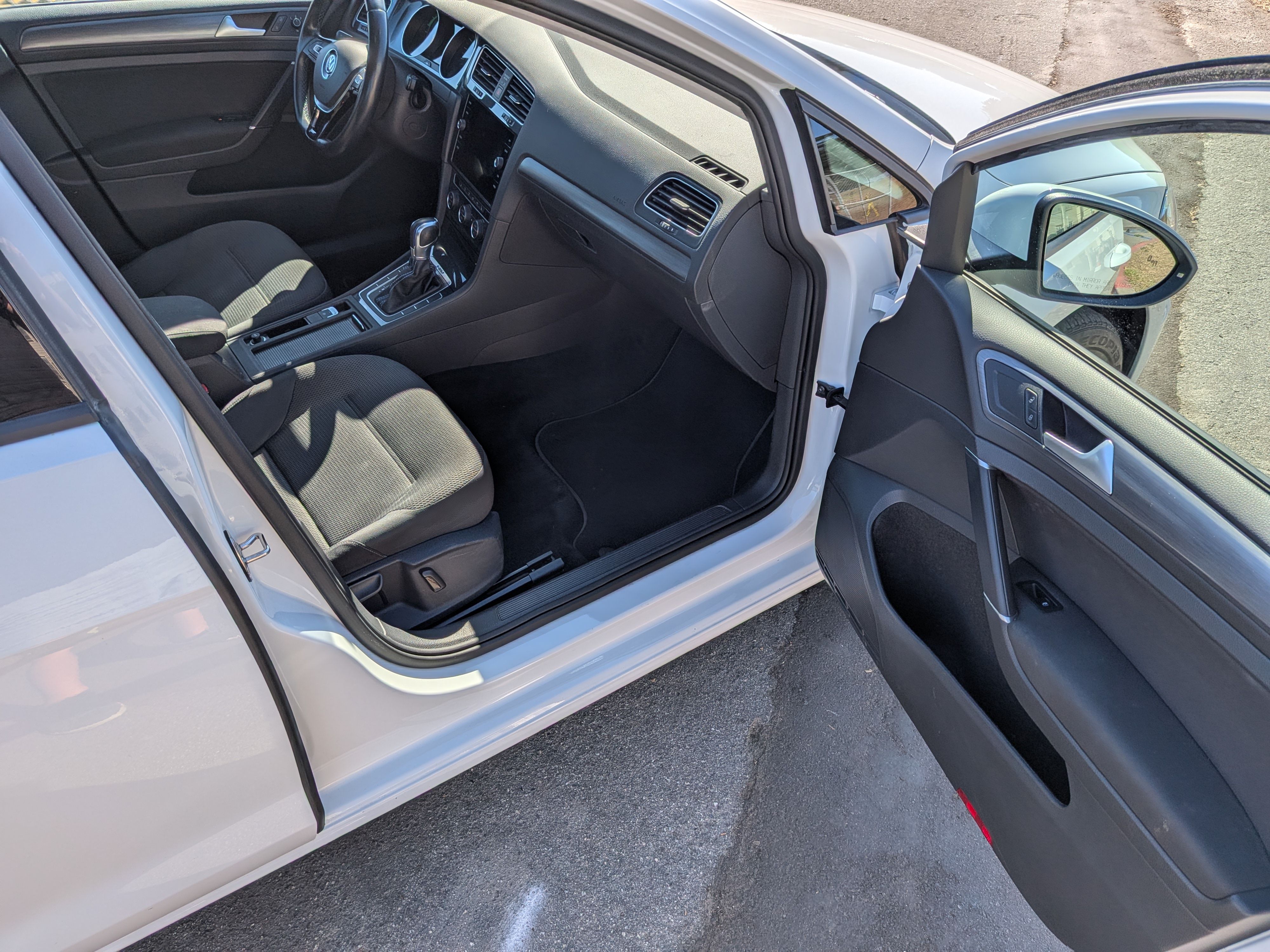 Used 2019 Volkswagen e-Golf SE w/ Driver Assistance Package FWD image 26