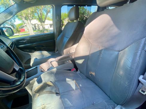 Used 2012 Chrysler Town & Country Limited image 13