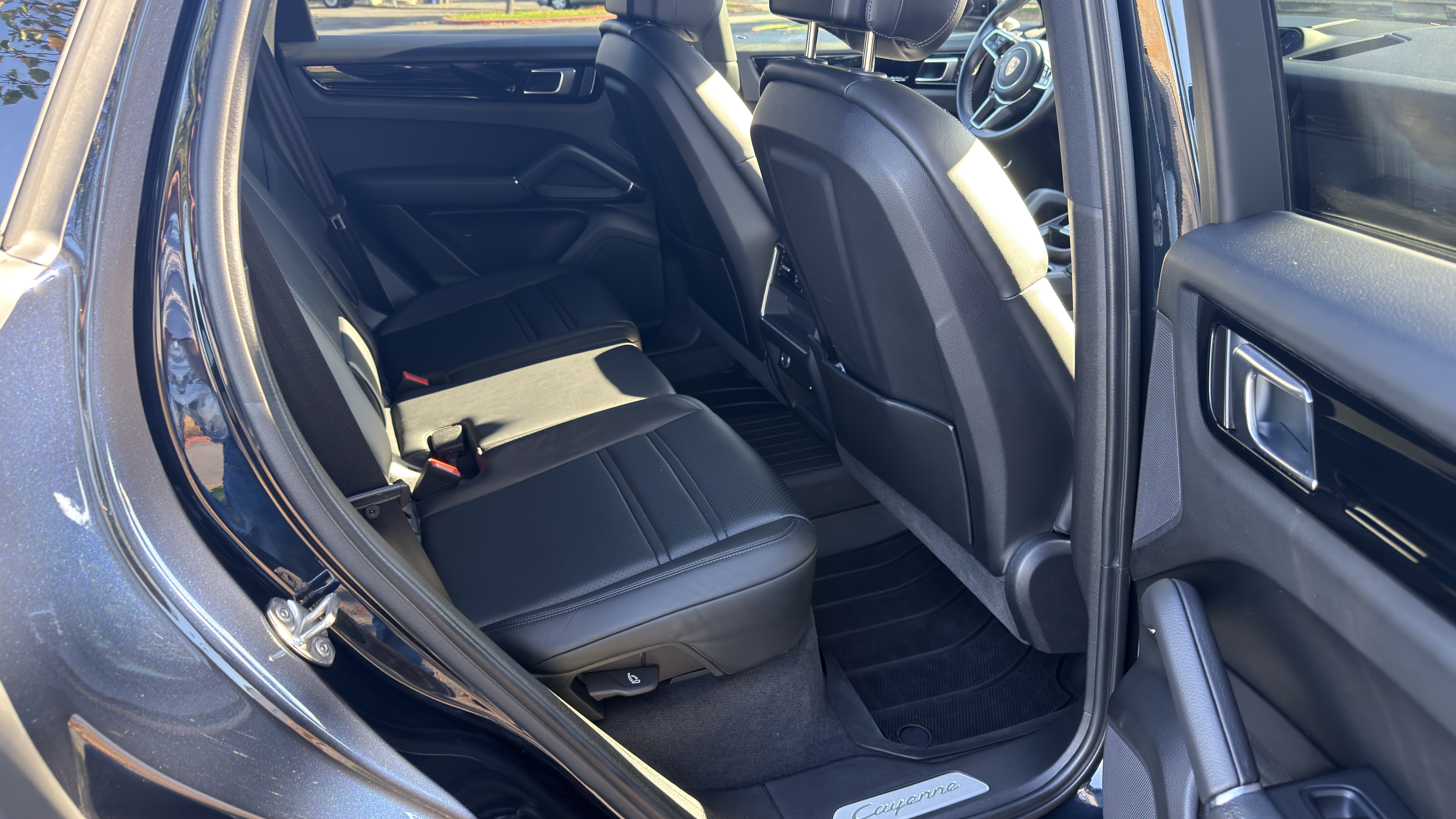 Used 2023 Porsche Cayenne w/ Premium Package AWD/4WD image 12