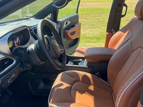 Used 2025 Chrysler Pacifica Pinnacle image 9