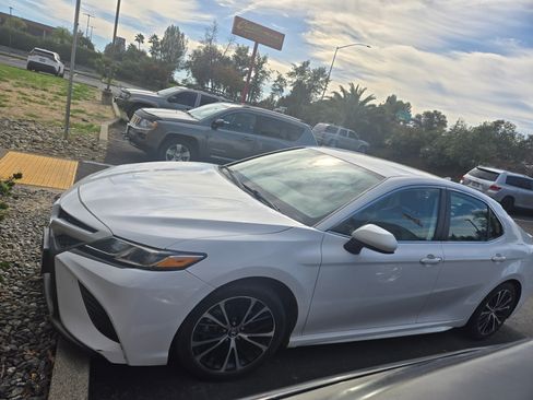 Used 2020 Toyota Camry SE image 10