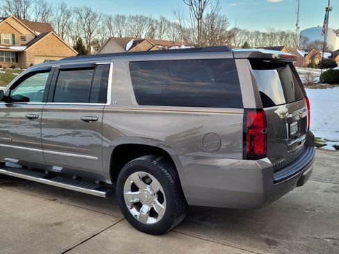 Used 2017 Chevrolet Suburban LT w/ LT Signature Package image 9