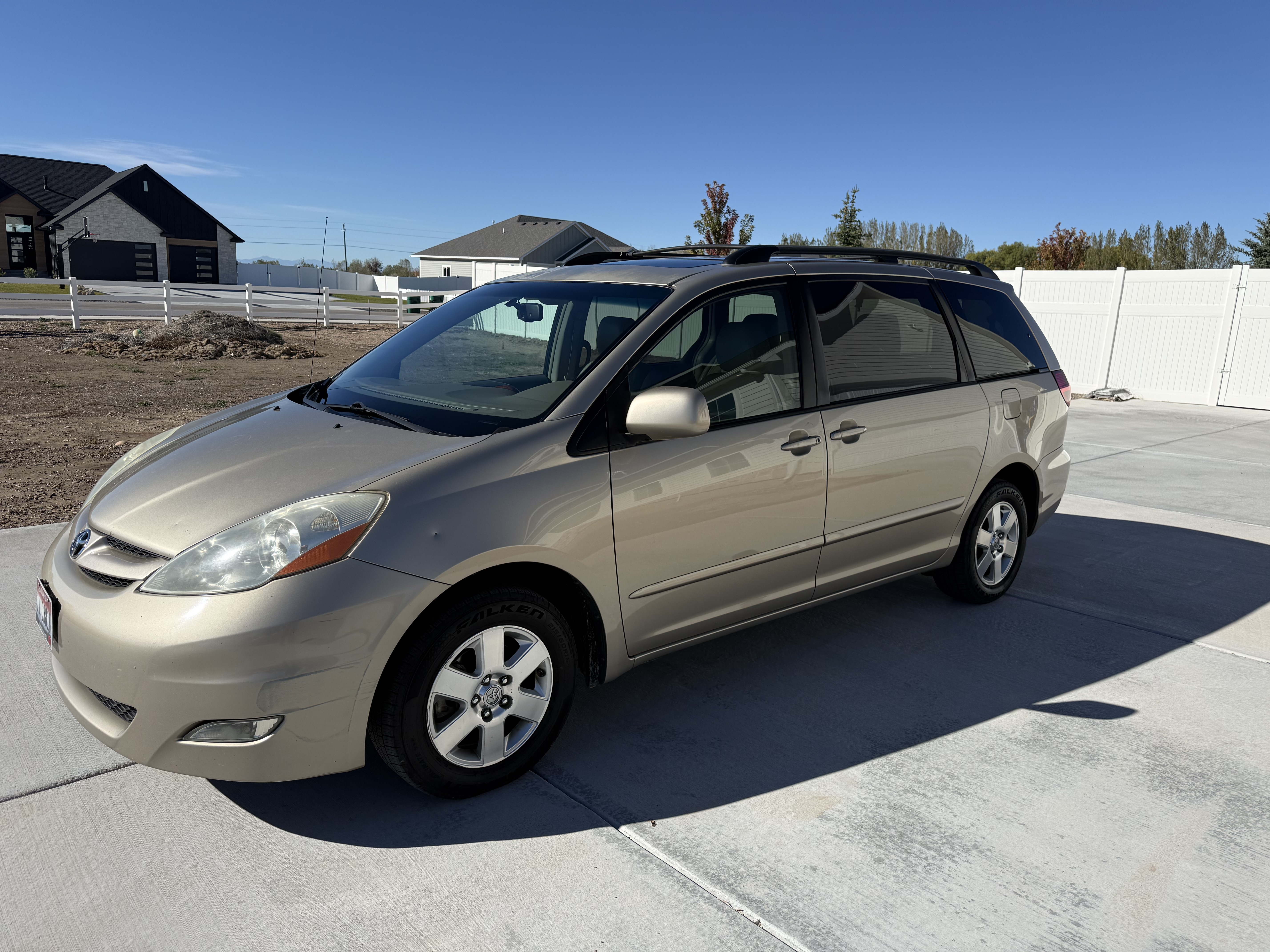 Used 2010 Toyota Sienna FWD image 2