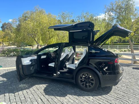 Used 2023 Tesla Model X image 2