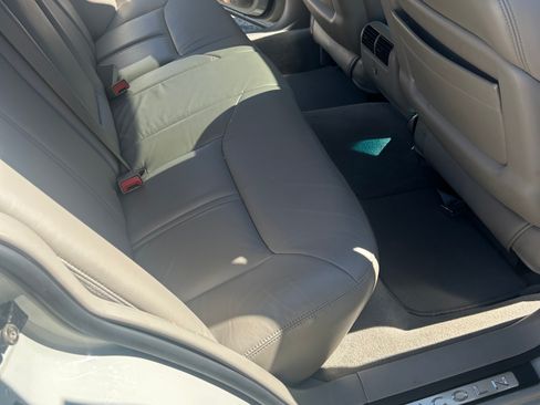 Used 2004 Lincoln Town Car Ultimate image 10