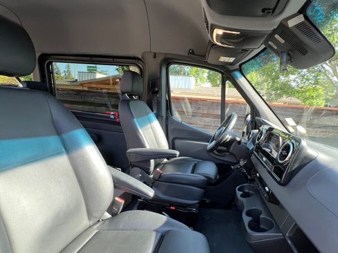 Used 2019 Mercedes-Benz Sprinter 2500 image 19