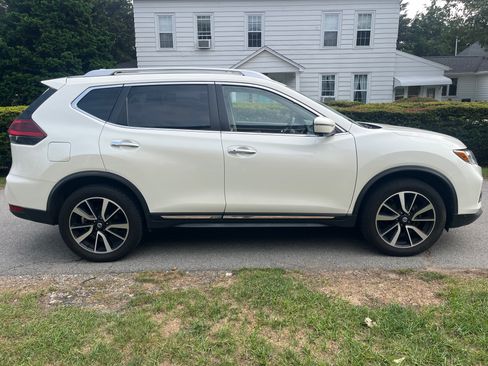 Used 2018 Nissan Rogue SL w/ Premium Package image 2