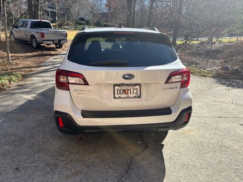 Used 2019 Subaru Outback 2.5i Touring image 2
