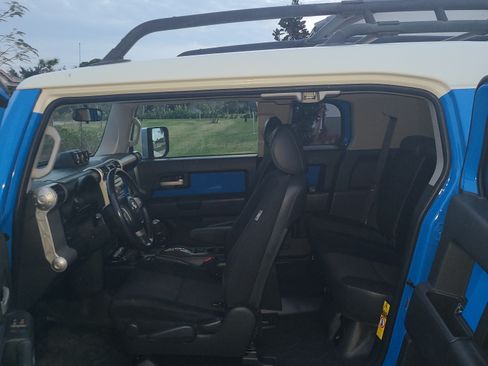 Used 2007 Toyota FJ Cruiser Sport Utility 2D image 4