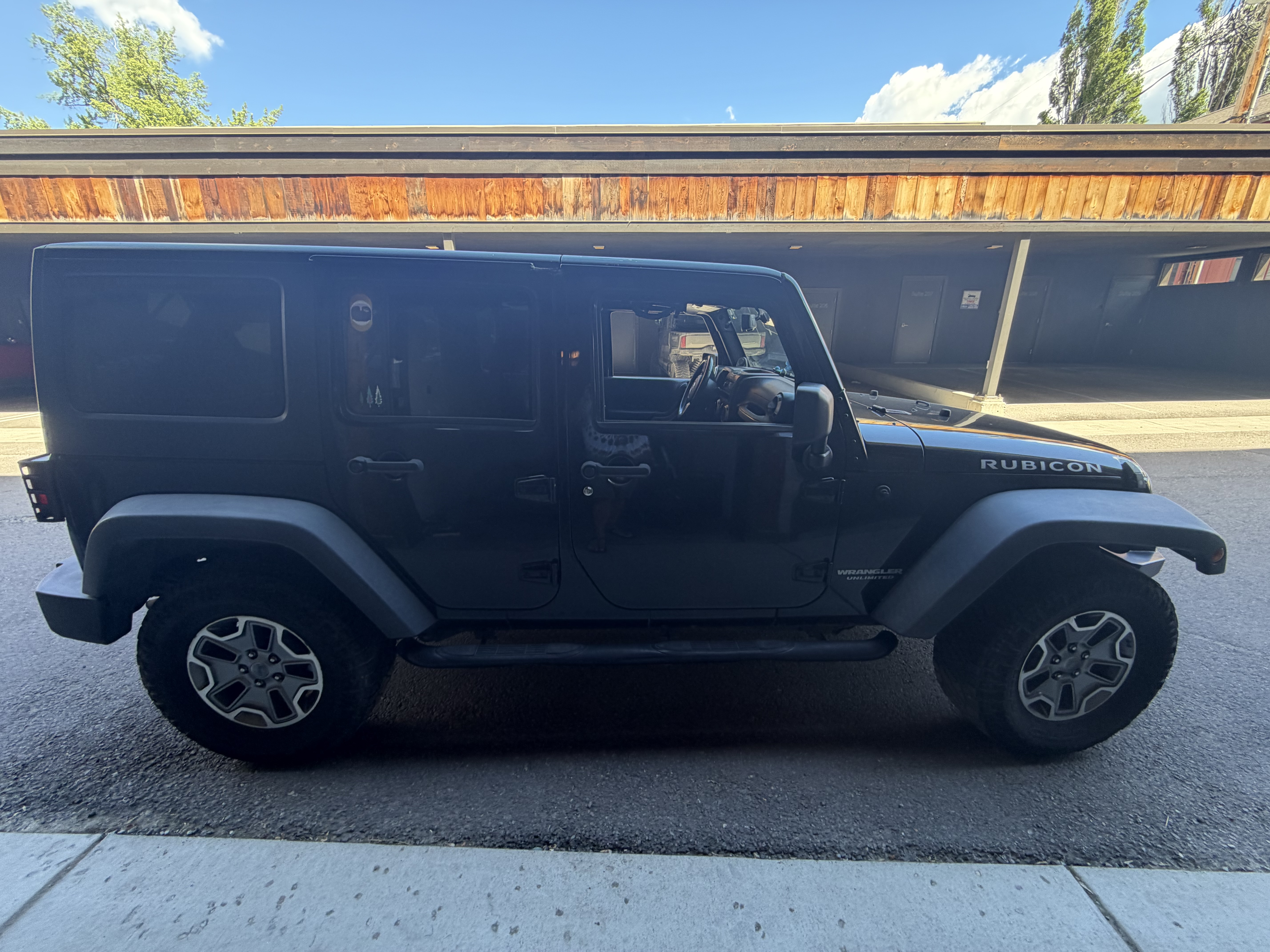 Used 2014 Jeep Wrangler Unlimited Rubicon w/ Max Tow Package AWD/4WD image 4